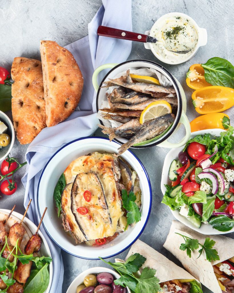 Fish, red meats, but also salads and dips are part of Greek cuisine