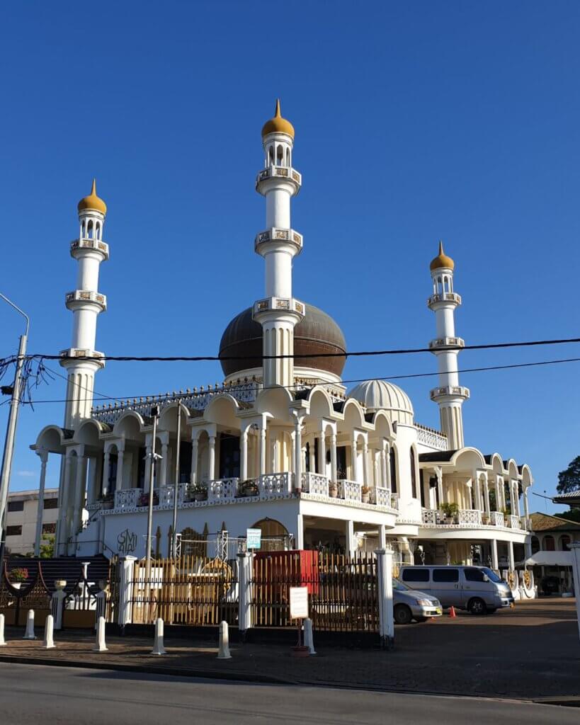 The Great Mosque of Paramaribo is located next to the Synagoge