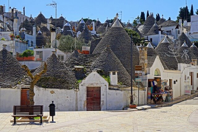 Puglia-roadtrip-Alberobello