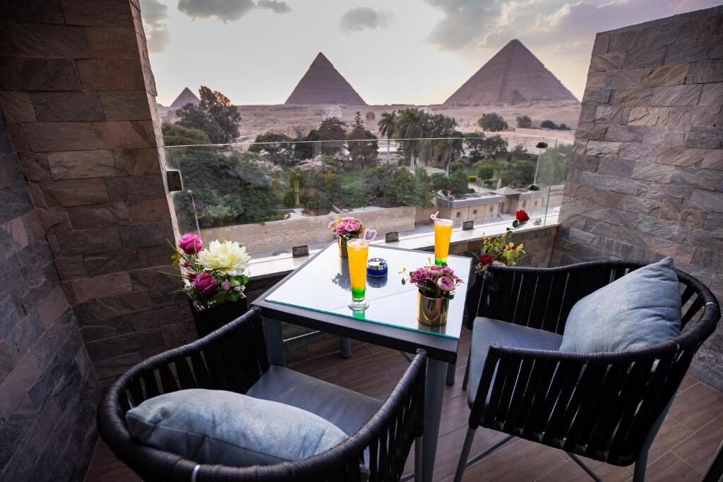 Panorama Pyramids InnSpacious rooms and a rooftop ideal for evening views of the pyramids