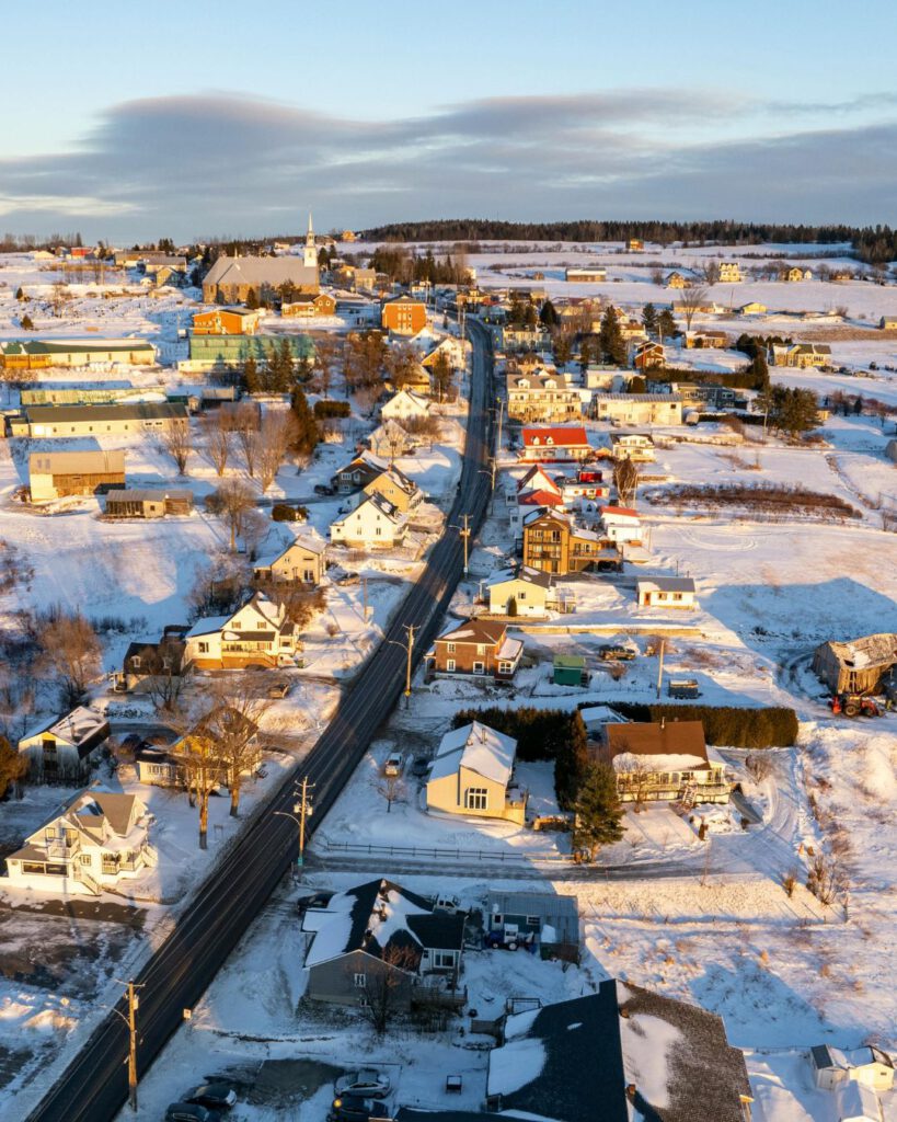 French charm meets Canadian winter in Quebec and Montreal. These cities sparkle with Christmas lights, and the snowy streets set the stage for outdoor skating, cozy cafés, and hearty winter cuisine.