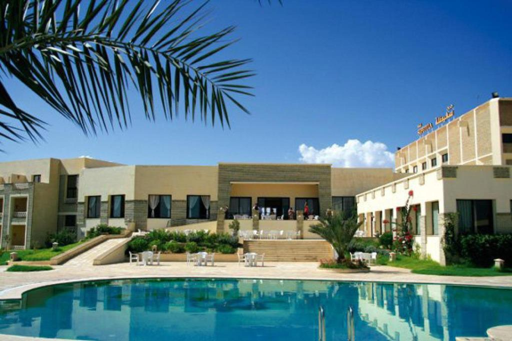 Hotel Sufetula, a basic but comfortable stay near the ruins (around 50 EUR/night).