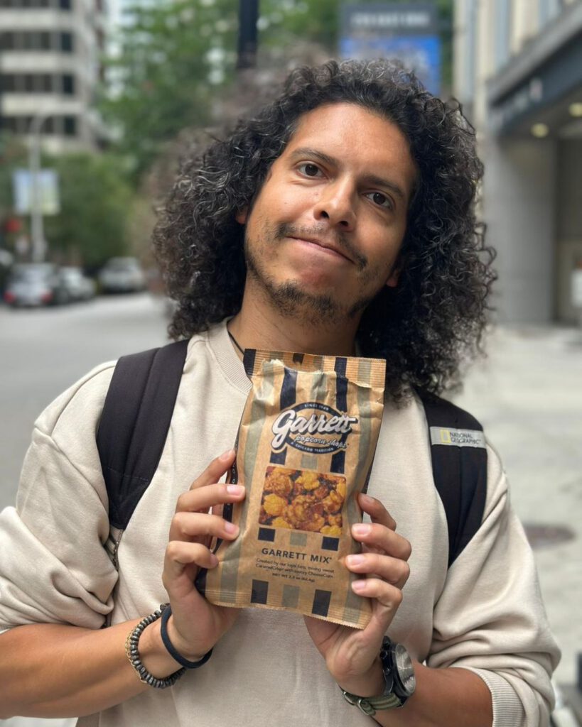 One of the most recognized names is Garrett Popcorn, famous for its “Garrett Mix,” a blend of cheddar cheese and caramel popcorn. 