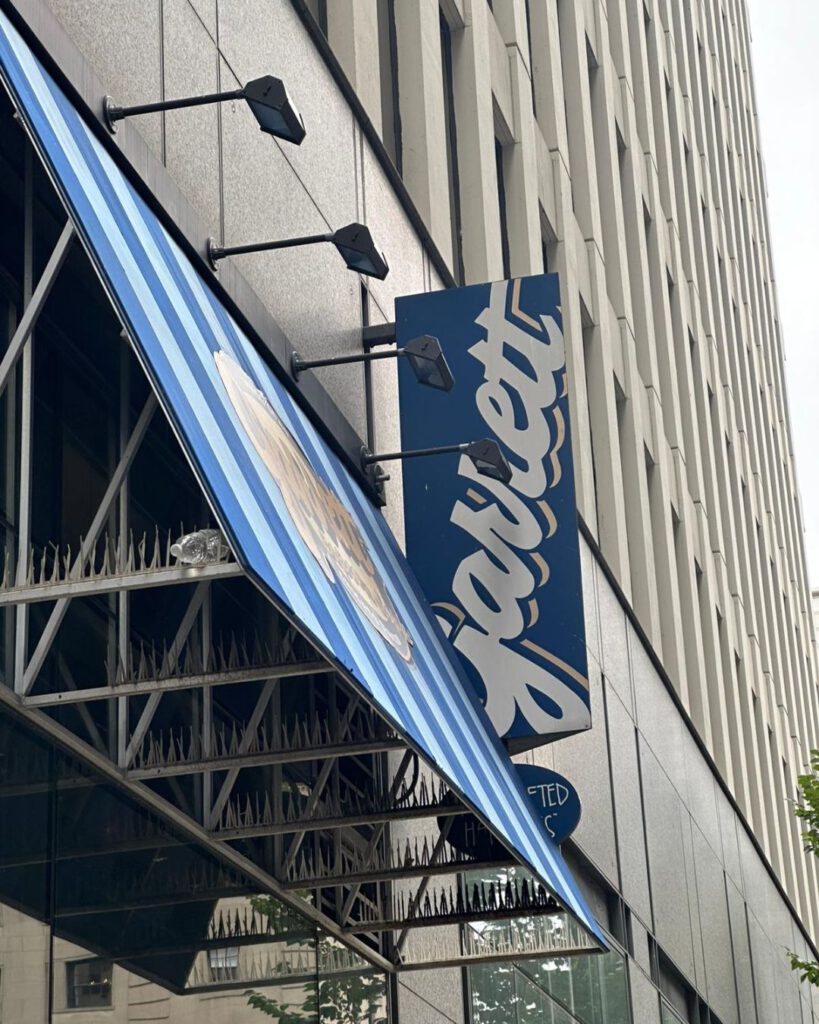 One of the most recognized names is Garrett Popcorn, famous for its “Garrett Mix,” a blend of cheddar cheese and caramel popcorn. 